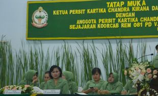 Persit Kartika Candra Kirana Daerah V Banggakan Kain ATBM di Madiun