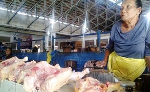 HARGA KEBUTUHAN POKOK : Harga Daging Sapi dan Ayam Potong Bertahan Tinggi