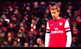 VIDEO UNIK SEPAK BOLA : Nacho Monreal Dibikin Malu Saat Perkenalan Skuat Arsenal