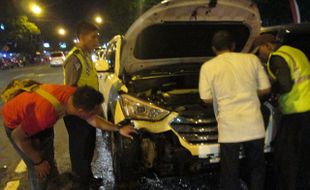 KEBAKARAN SRAGEN : Mobil Terbakar, 2 PMK Disiagakan