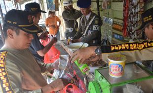 FOTO PENERTIBAN PKL : Begini Satpol PP Kota Madiun Gusur PKL