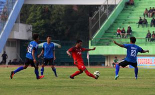 FOTO PIALA KEMERDEKAAN 2015 : Begini Serunya Persis Vs Madiun Putra