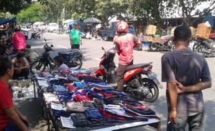 PKL MADIUN : Asal Bayar, PKL Bebas Ramaikan Jalan Depan Pasar Hewan Madiun Setiap Pon