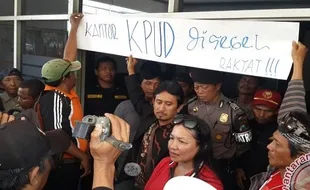 PILKADA 2015 : Puluhan Orang Ini Geruduk dan Segel Kantor KPU Surabaya