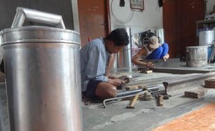 UKM KULONPROGO : Mengintip Sentra Kerajinan Kaleng