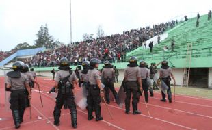 PIALA POLDA JATENG : Video Rusuh Suporter Saat Persis Vs PSIS