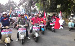 HUT KE-70 RI : 300 Pengendara Skuter Konvoi di Solo, Lampu Merah Tetap Berhenti!