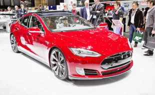 INOVASI OTOMOTIF : Tesla S Bisa Dicuri Jarak Jauh, Begini Caranya!