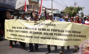 PILKADA 2015 : Pilkada Surabaya Ditunda, Warga Demo di Pantai Ria Kenjeran