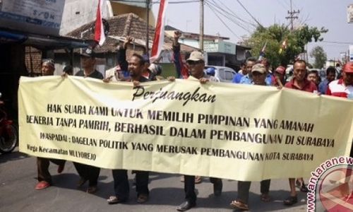 PILKADA 2015 : Pilkada Surabaya Ditunda, Warga Demo di Pantai Ria Kenjeran