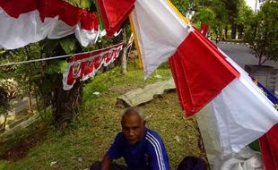 Penjual Bendera di Denggung, Ini Kisah Mereka...