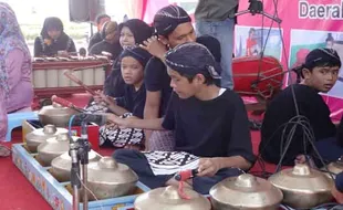 TERAPI ANAK AUTIS : Lomba Makan Kerupuk Bisa Jadi Terapi Loh