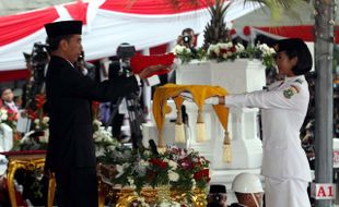 HUT KE-70 RI : Tak Ada yang Salah, Sikap Sempurna Jusuf Kalla Adalah Hormat