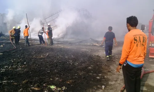 KEBAKARAN KARANGANYAR : 3 Gudang Rosok di Ring Road Utara Solo Ludes Dilalap Api