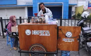 EKONOMI KREATIF : Menikmati Kopi ala Kafe dengan Harga Kaki Lima