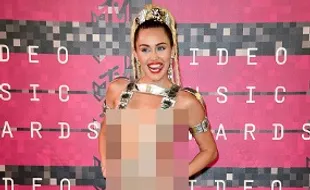 MTV VMA 2015 : Lembaga Pengawas TV AS Kecam Penampilan Miley Cyrus