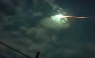 VIDEO UNIK YOUTUBE : Meteor Melintas Bumi Berhasil Terekam Kamera Amatir