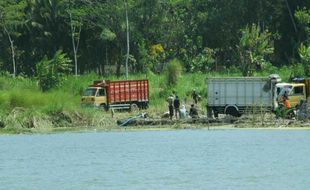 PENAMBANGAN ILEGAL BANTUL : Pintu Rumah Tertutup Terpal Jadi Pintu Masuk Truk Pasir