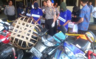 PERJUDIAN WONOGIRI : Polisi Gerebek Arena Sabung Ayam di Sidoharjo, 30 Sepeda Motor Disita