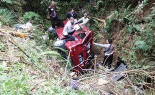 KECELAKAAN KARANGANYAR : Terjunkan Minibus ke Jurang, Warga Madiun Diperiksa Polisi Karanganyar