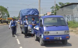 RAZIA TRUK SUKOHARJO : Muatan Lebihi Aturan, 15 Truk Kena Tilang