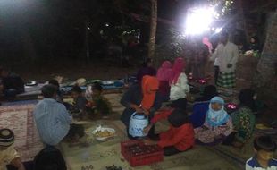 HARI KEMERDEKAAN : Isi Malam Tirakatan dengan Masak Bersama