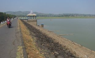 KEKERINGAN BOYOLALI : Waduk Bade Mengering