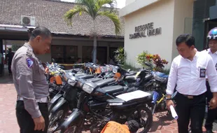 CURANMOR KARANGANYAR : Polisi Sita 32 Motor dan Pelat Palsu, 2 Pelaku Ditangkap