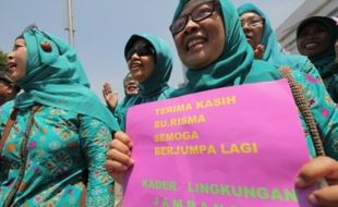 PILKADA 2015 : Tak Lagi Wali Kota, Risma Diserbu Warga