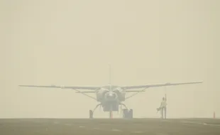 KABUT ASAP : Jarak Pandang 600 M, 30 Penerbangan di Bandara Pekanbaru Batal