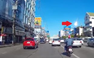 MOST POPULAR YOUTUBE : Misterius, Benda Bersinar Jatuh dari Langit Thailand