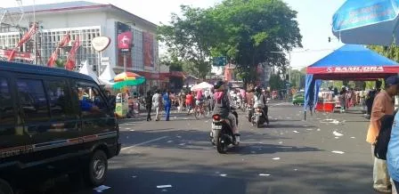 CAR FREE DAY MADIUN : Pengunjung Berharap Hujan Brosur di CFD Madiun CAR FREE DAY MADIUN : Pengunjung Berharap Hujan Brosur di CFD Madiun