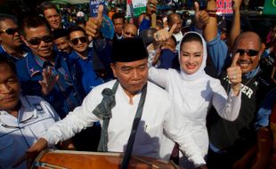 PILKADA 2015 : Pasangan Rasiyo-Lucy Daftar Pilwali Surabaya