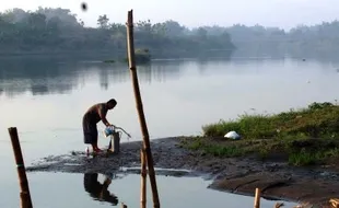 FOTO KEMARAU 2015 : Debit Air Sungai Brantas Terus Menyusut