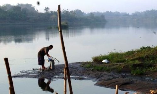 FOTO KEMARAU 2015 : Debit Air Sungai Brantas Terus Menyusut