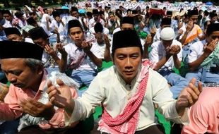 FOTO KEMARAU 2015 : Warga dan Pelajar Blitar Salat Istiska