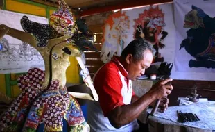 FOTO KERAJINAN NGAWI : Wayang Kulit dari Ngawi Rp1 Juta