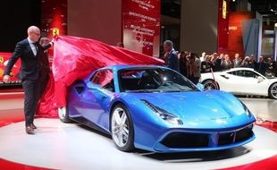 MOBIL FERRARI : 488 Spider Meluncur, Tenaga Tembus 670 HP