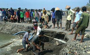 Penambang Tak Mau Rugi, Material Ditumpuk di Tengah Sungai