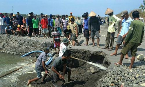 Penambang Tak Mau Rugi, Material Ditumpuk di Tengah Sungai