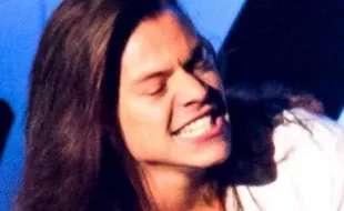 KABAR ARTIS : Harry Styles Tampil dengan Rambut Lurus, Fans Heboh