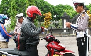 Gunakan Ponsel, 75 Polisi Gunungkidul Buru Pelanggar Lalin di Jalanan