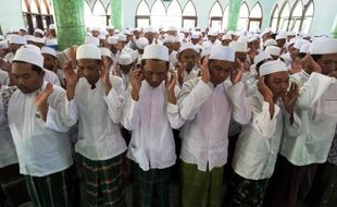 FOTO MUSIBAH DI MASJIDIL HARAM : Pondok Pesantren Blitar Salat Gaib