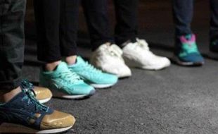 TREN MODE TERBARU : Tips Membeli Sneaker