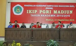 PENERIMAAN MAHASISWA BARU : Orasi UKM dan Jalan Sehat Warnai PKKMB IKIP PGRI Madiun