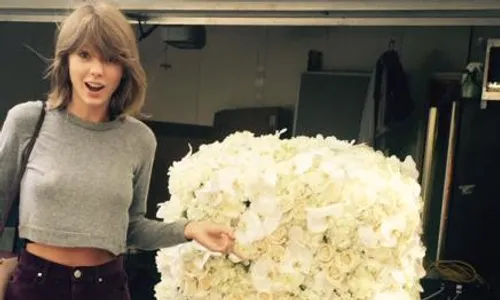 KABAR ARTIS : So Sweet, Kanye West Kirimkan Bunga untuk Taylor Swift 