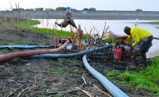 FOTO KEMARAU 2015 : Air Waduk Dawuhan Disedot Mesin Pompa