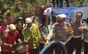 KEMARAU 2015 : Desa Widoro Kekeringan, 18.000 Liter Air Bersih dari Polres Pacitan Ludes