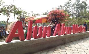 ALUN-ALUN WATES : Berfoto di Tulisan Alun-Alun Wates Keren, tapi Terganggu Tenda Angkringan