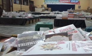 BAZAR BUKU MADIUN : Ribuan Buku Didiskon, Bazar Buku di Madiun Sepi…